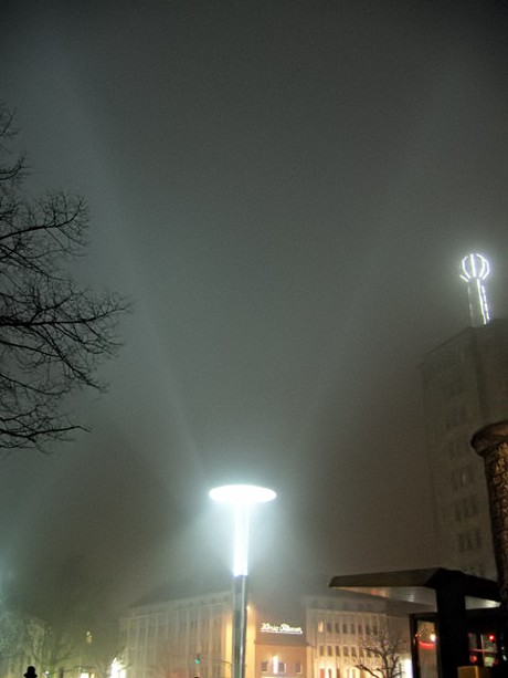 Lichtirrsinn in Aachen: Beleuchtung des Bahnhofsplatzes