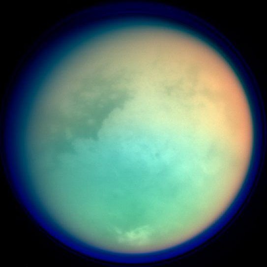 Titan-Atmosphaere und Oberflaeche in Falschfarben, Quelle: NASA/JPL