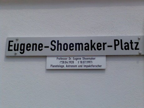 Straßenschild am Eugene-Shoemaker-Platz, vor dem Rieskratermuseum in Noerdlingen, Quelle: Michael Khan