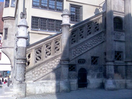 Treppe des Rathauses von Noerdlingen aus lokal gehauenem Suevit, Quelle: Michael Khan