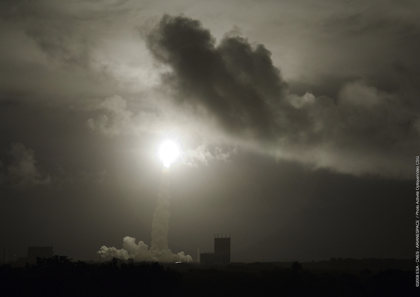 Ariane-Flug 181 mit ATV an Bord steigt in den Nachthimmer über Guyana